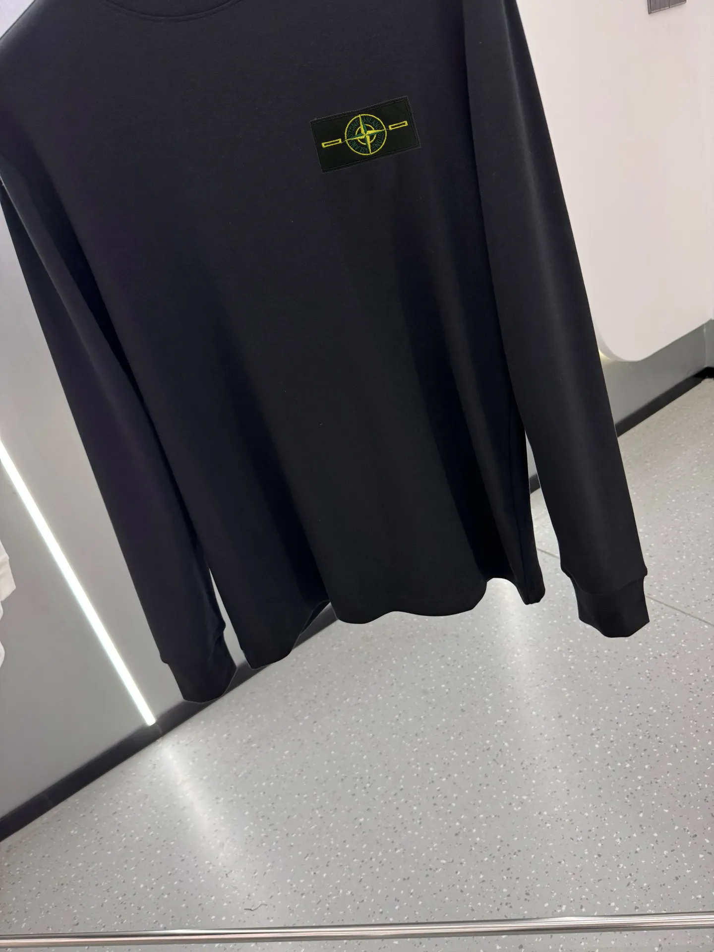 P220 Stone Island 2025 autumn and winter men's latest trade order mid-collar bottoming shirt, in full condition! ! Designed with logo embroidery! Customized 100% pure cotton fabric! Weighing 330g, the upper body is comfortable and breathable, not stiff, and has a rich three-dimensional feel overall. It is a quality export order that meets the simple needs of commuters. The upper body effect is very good, slimming, and not picky about the figure. The fabric workmanship is impeccable. Black White Size: XS-2XL